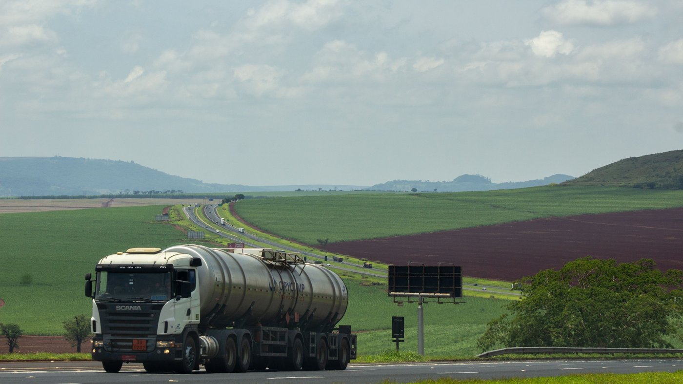 Carreta brasileira em rodovia — RC-V