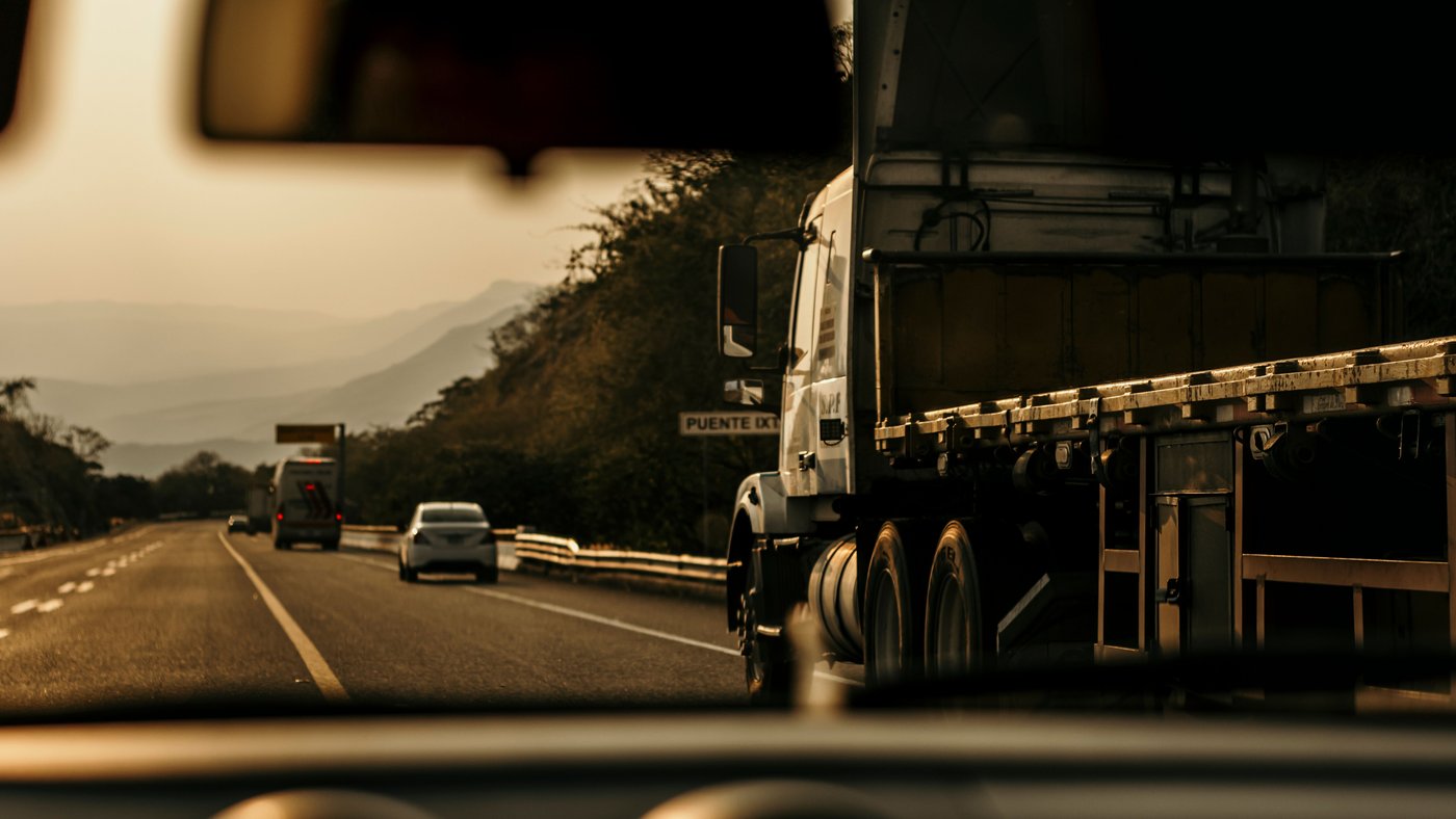 Caminhão pelo retrovisor — RC-DC