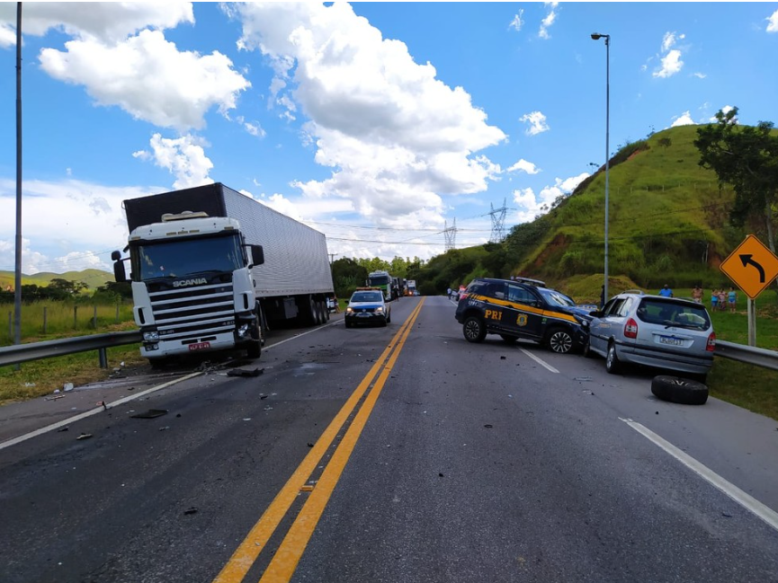 Acidente rodoviário com caminhão e viaturas da PRF no local — erros que geram negativa de sinistro